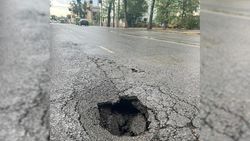 На Советской провалился асфальт и образовалась дыра. Видео, фото