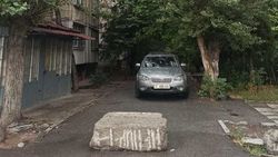 «Субару» со штрафами 20 тыс. сомов припарковали, заехав на тротуар. Фото