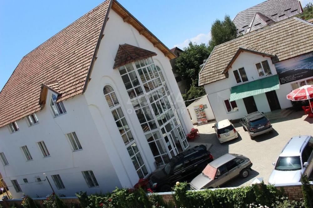 Продам! На Иссык-Куле  4 уровневый отель 600м², г. Чолпон-Ата, возле парка, 9 номеров по 5 спальных мест. + есть на участке отдельный 2 эт.коттедж на 10 спальных мест, 120м2, есть столовая, участок 6 соток. Красная книга. Есть игровая площадка, летник, ча