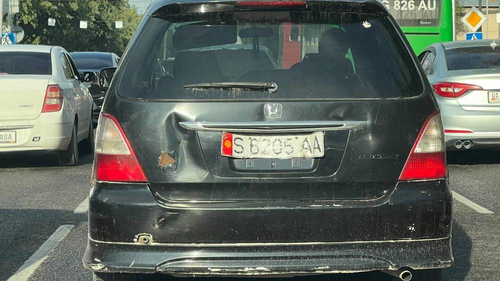 По городу ездит Honda Odyssey и плохо читаемыми номерами, - горожанин