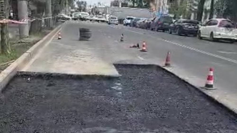 На Советской начали ремонтировать провал асфальта. Видео