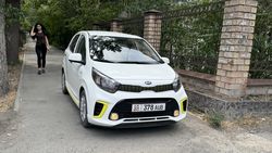 «Киа» проехала по тротуару у роддома №1. Фото