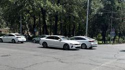 «Киа» едет по полосе для общественного транспорта на Киевской. Фото