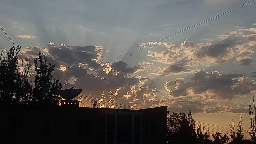 Красивый закат в Бишкеке. Фото