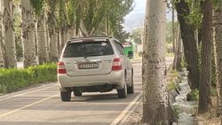 «Тойота» едет по тротуару на Южной магистрали. Фото