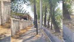 Можно ли убрать старый столбик посреди тротуара по Горького? Ответ мэрии