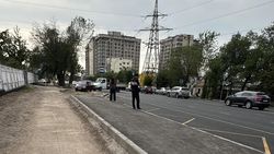 На Медерова сделали дорогу, а тротуар оставили. Фото