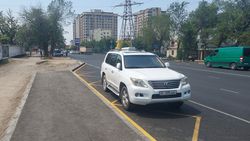Lexus LX570 стоит на остановке. Фото