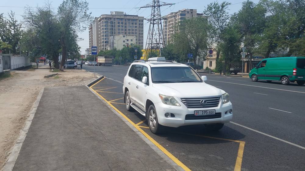 Lexus LX570 стоит на остановке. Фото