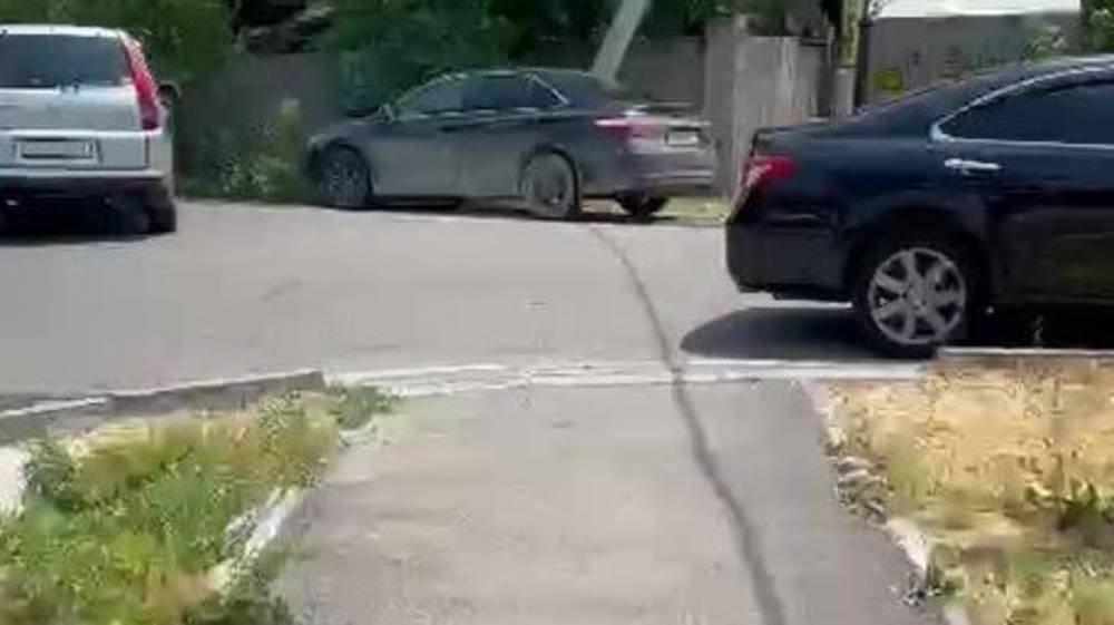 Тротуар на улице Кулатова прерывается. Ответ мэрии