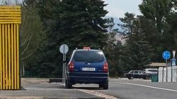 В Чолпон-Ате таксист стоит на велодорожке. Фото