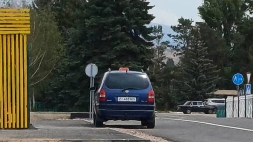 В Чолпон-Ате таксист стоит на велодорожке. Фото