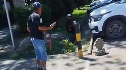 На выходных двое мужчин берут плату за парковку на Шопокова. Видео