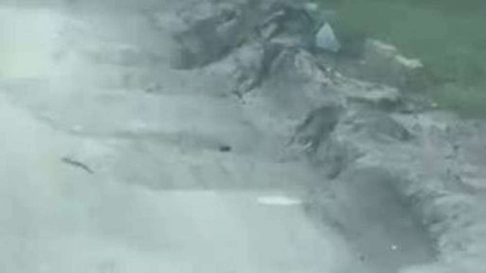 Асфальт на Жибек Жолу превратился в месиво. Видео