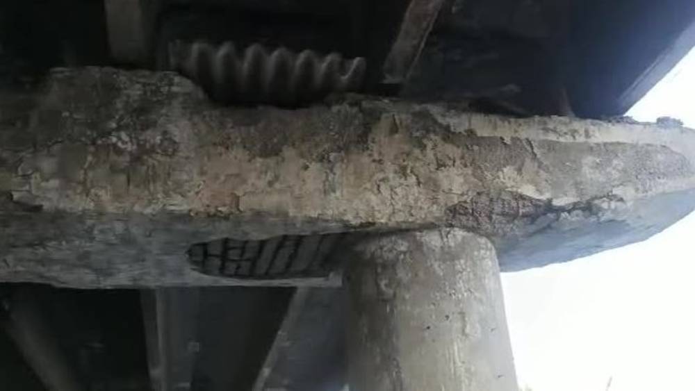 Основание моста в Оше начало разрушаться. Видео жителя