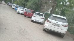 Незаконная стоянка возле рынка на Матыева. Фото