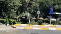 На Ахунбаева накренился пешеходный светофор. Фото