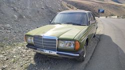 По дороге в «Теплые ключи» стоит «Мерседес» без номеров. Фото
