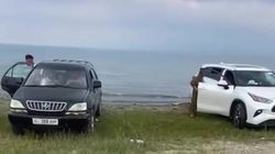 На Иссык-Куле местные «прогнали» отдыхающих, которые на трех машинах заехали на пляж. Видео