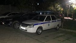Машина МВД продолжает парковаться во дворе дома в 11 мкр. Фото