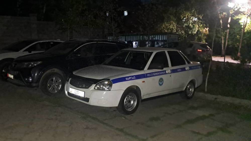 Машина МВД продолжает парковаться во дворе дома в 11 мкр. Фото