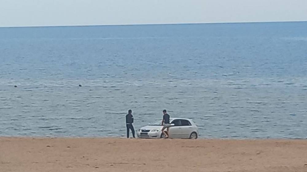 На Иссык-Куле машина заехала на пляж и застряла. Фото