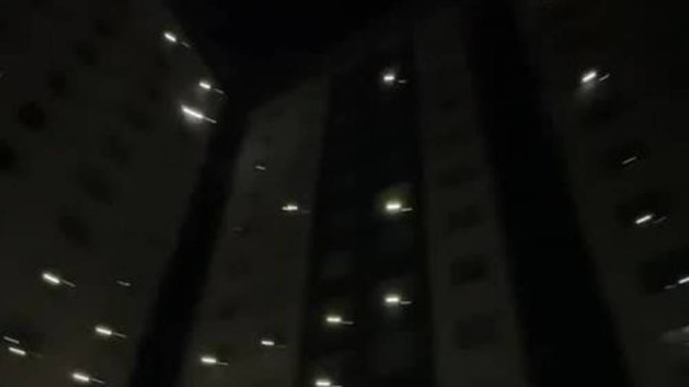 В доме по Южной магистрали второй день нет света, жители записали видео со световым шоу. Видео