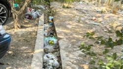 Арык на Ажыбек Баатыра завален мусором. Фото