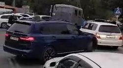 Из-за закрытия моста через технический канал ТЭЦ на Ауэзова образуются пробки. Видео горожанина