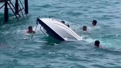 У пирса в Балыкчы перевернулась лодка. Видео