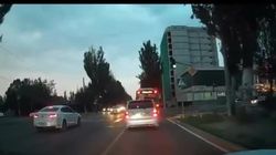 Автомобиль наехал на открытый ливнеприемник и едва не организовал массовое ДТП. Видео