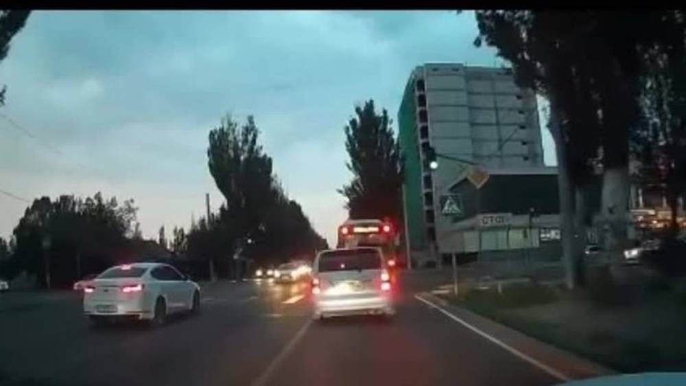 Автомобиль наехал на открытый ливнеприемник и едва не организовал массовое ДТП. Видео