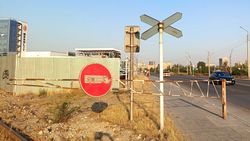 Тротуар на Льва Толстого заблокирован железным шлагбаумом. Фото