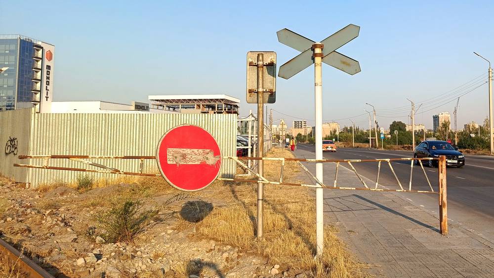 Тротуар на Льва Толстого заблокирован железным шлагбаумом. Фото
