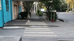 Тротуар возле пожарный службы №5 упирается в бордюр. Фото горожанина