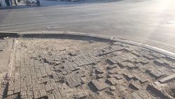После ремонта на Ахунбаева не доделали стыки тротуара и проезжей части. Ответ мэрии