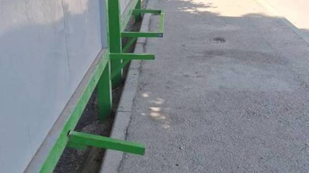 Неизвестные сломали скамейки на остановке на улице Коммунарова