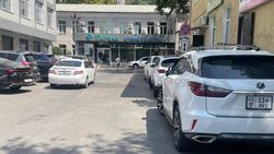 В центре экстренной медицины машины перекрывают въезд. Фото