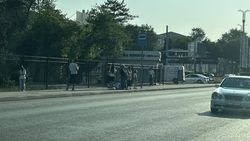 На остановке возле центра онкологии нет навеса. Фото