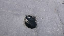 В мэрии рассказали, когда отремонтируют дыру на дороге по Киевской В мэрии рассказали, когда отремонтируют дыру на дороге по Киевской