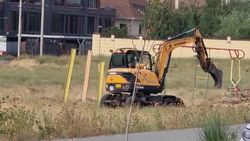 Зачем рушат детскую площадку на Ы.Абдрахманова? Видео горожанина