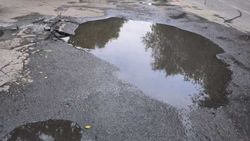 Яма на ул.Пушкина превращается в «озеро». Ответ мэрии Яма на ул.Пушкина превращается в «озеро». Ответ мэрии