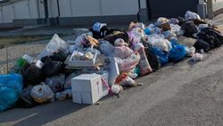 Гора мусора на обочине в Арча-Бешике. Фото