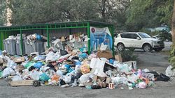 Житель микрорайона Юг-2 пожаловался на недельный застой мусора у дома №8