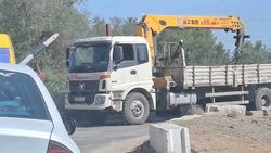 В Новопокровке автокран снес ограничитель высоты на мосту. Фото