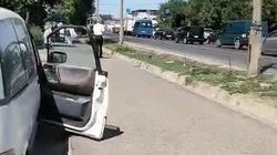 Водитель припарковался, заблокировав тротуар на Токтогула. Видео