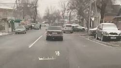 Подрядчик восстановил дорожный дефект на Суюмбаева за свой счет, - мэрия