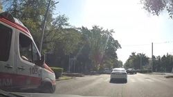 Машина скорой помощи проехала по встречке и подрезала другое авто. Видео