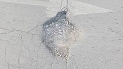 Яма на дороге в районе Газгородка. Ответ мэрии