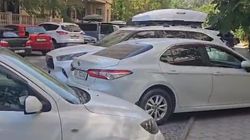 Тротуар на Рыскулова заставлен машинами. Видео